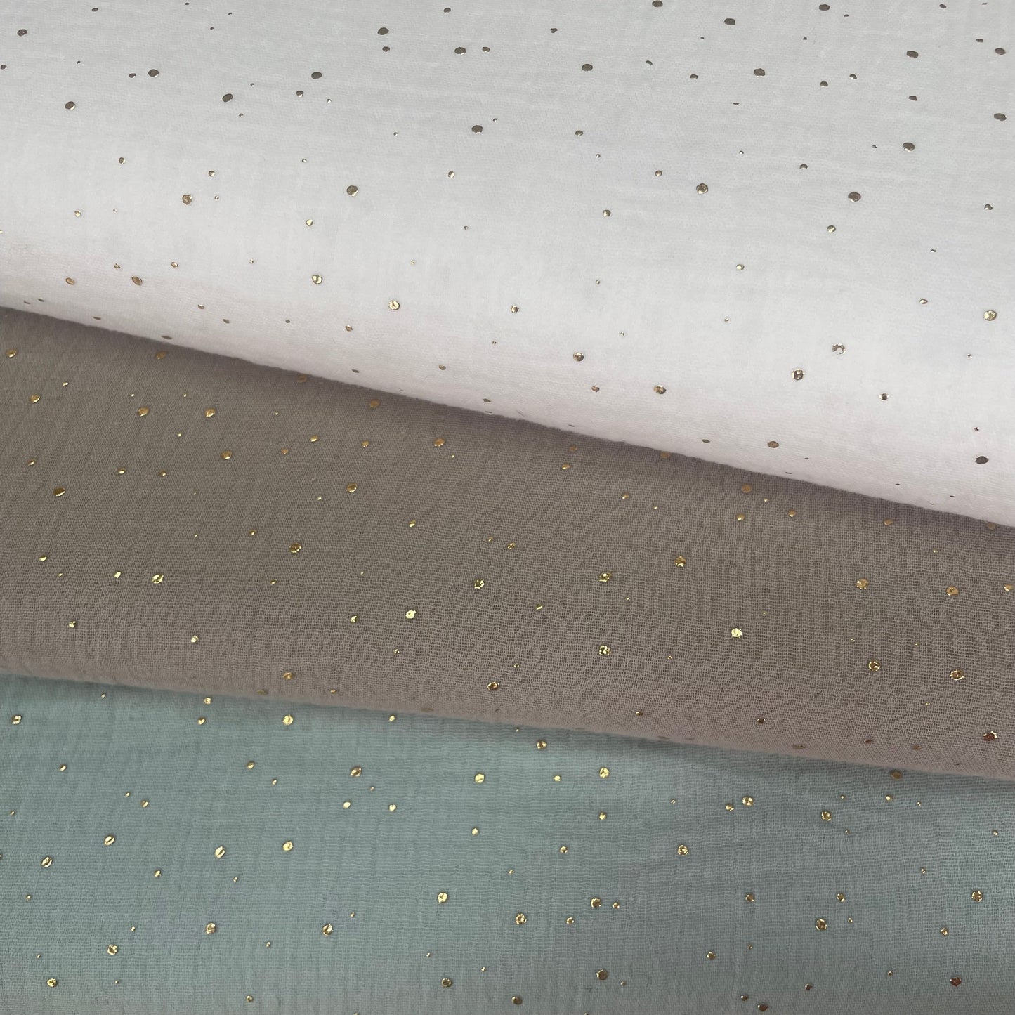 Musselina Pintinhas Douradas Branco