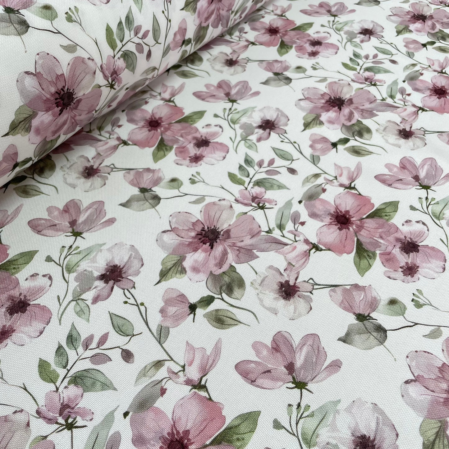 Tecido Anti-Nódoas Flores Lilás