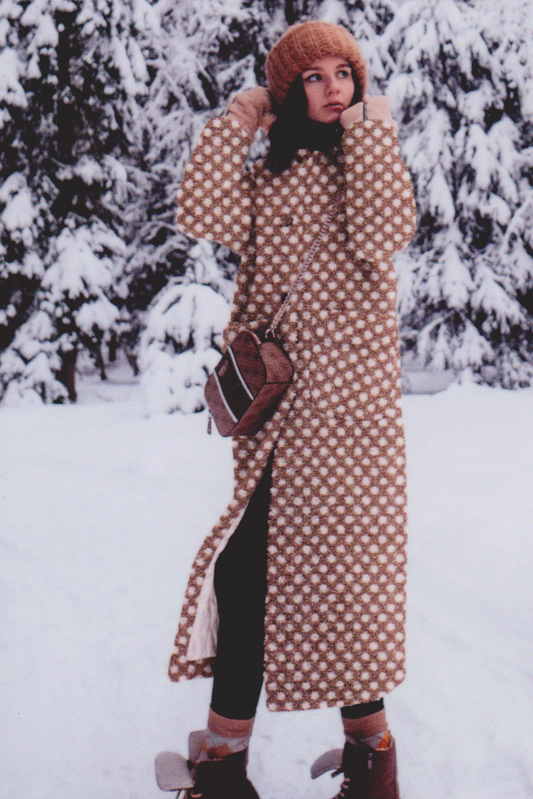 Teddy Castanho Bolinhas Brancas