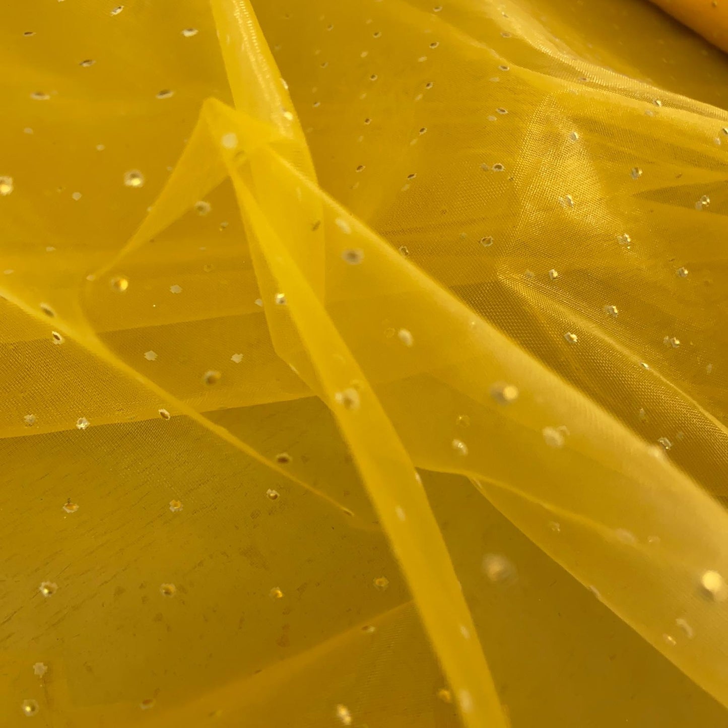 Organza Amarelo Pintas Dourada